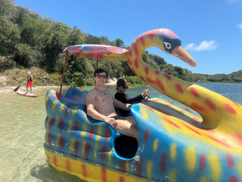 pai e filho juntos em atividade com pedalinho na &aacute;gua lazer no ver&atilde;o 