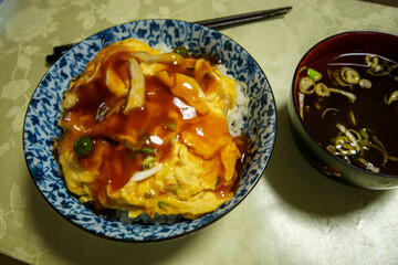 お昼に用意されたかに玉丼