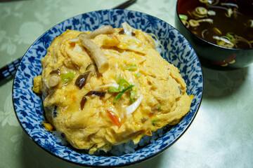 お昼に用意されたかに玉丼
