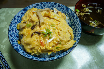 お昼に用意されたかに玉丼