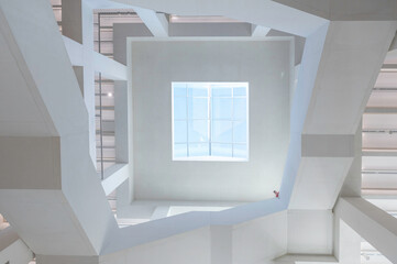 MSN, Muzeum Sztuki Nowoczesnej Wnętrze nowo otwartego muzeum w Warszawie na ul Marszałkowskiej. Architektura wsp&oacute;łczesna w kolorze białym, klatka w nowoczesnym muzeum sztuki.