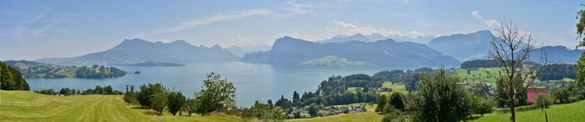 Wunderschöner Ausblick auf den Vierwaldstätter See und die Berge von Luzern in der Zentralschweiz