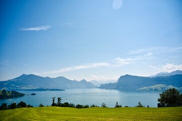 Wunderschöner Ausblick auf den Vierwaldstätter See und die Berge von Luzern in der Zentralschweiz