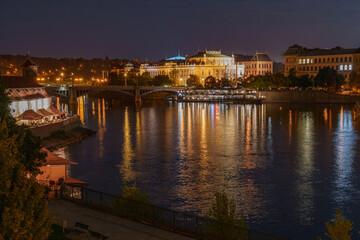 Obraz premium Panoramic view of Prague during a warm autumn night