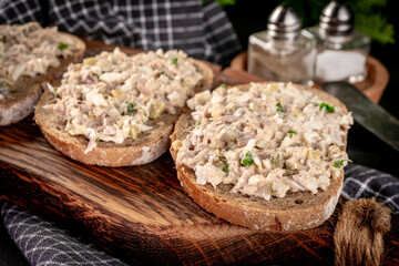 Sandwich with tuna paste and eggs.