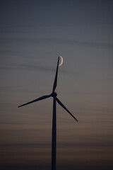 Księżyc przy wiatraku © Piotrek