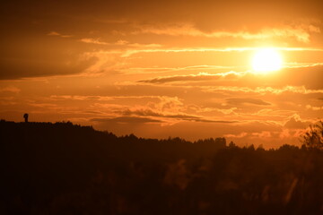 Zachód słońca nad wzgórzem z wieżą widokową
