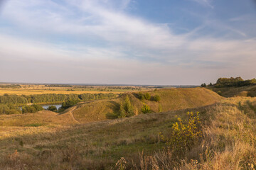 Obraz premium A large, open field with a river running through it