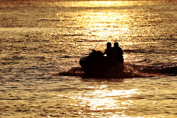 夕暮れに映るジェットスキー