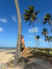 mulher em praia ex&oacute;tica tropical 