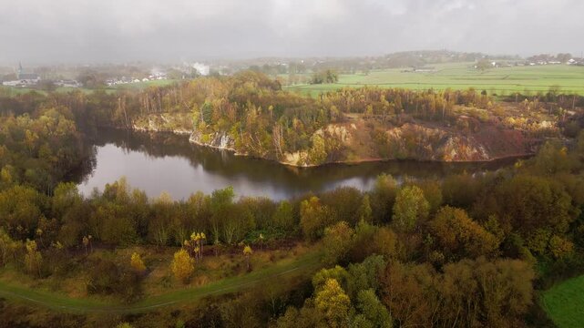 Steinbruch Wallhorn Skulpturenweg - Sch&ouml;ner See mit Wald