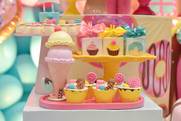 cupcakes on the table, candy table, cupcakes, candy tray, cupcake tray, children's party
