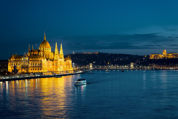 Obraz premium Hungarian parliament reflecting in the river at night