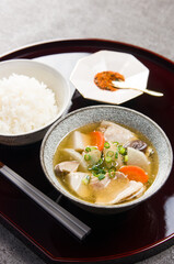 豚汁・ごはん・七味のセット、漆のお盆