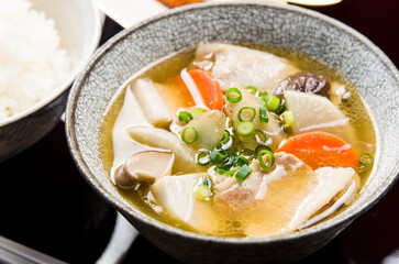 漆のお盆に乗った豚汁