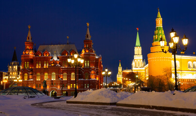 Fototapeta premium Manezhnaya Square overlooking Kremlin and Historical Museum, Moscow in winter night, Russia