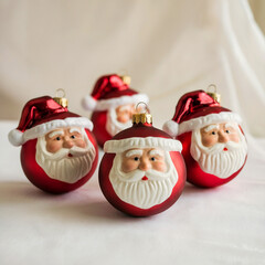 esferas navideñas en forma del rostro de santa claus