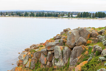 Fototapeta premium Granite Island Recreation Parkの大きな岩場と海