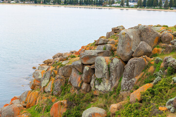 Fototapeta premium Granite Island Recreation Parkの大きな岩場と海