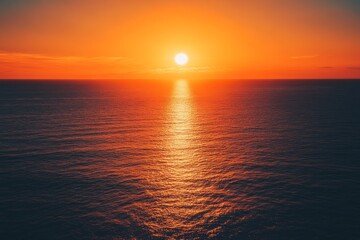 Obraz premium Golden sunset reflecting on the ocean surface with a long ray of light.