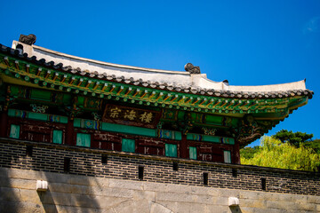 Obraz premium Roof of the old gate of fortress in South Korea