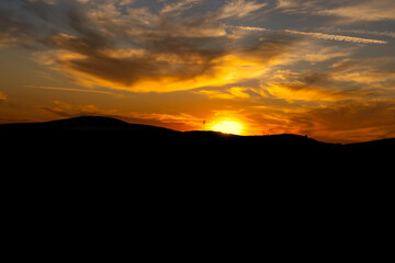 Obraz premium beautiful evening sky and sunset at trail