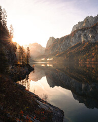Gosausee in Österreich bei Sonnenaufgang im Herbst
