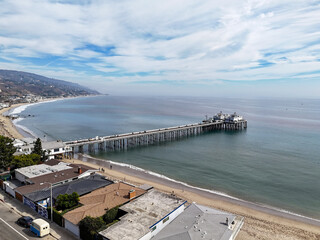 Obraz premium Aerial coastline view at Malibu Beach Pier along the Pacific Coast Highway in Los Angeles County, California