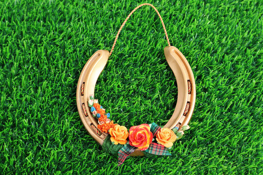 Used horseshoes spray-painted gold decorated with ribbons. artificial flowers Stringed with hemp rope for hanging. Placed on green artificial grass
ไอคอนยืนยันโดยชุมชน - Powered by Adobe