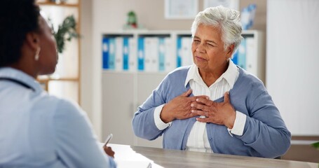 Obraz premium Consulting, chest pain and healthcare with old woman and doctor for symptoms, results or diagnosis. Medical, helping and discussion with people in clinic for treatment plan, checkup and patient exam