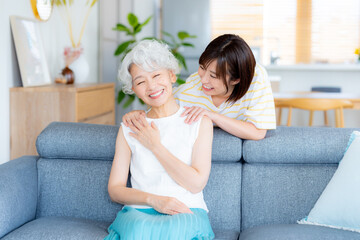 Obraz premium リビングでくつろぐ仲良し親子