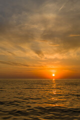 Obraz premium Sonnenuntergang mit dramatischen Wolken