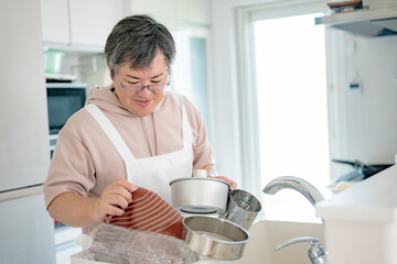 片づけるエプロンをした男性