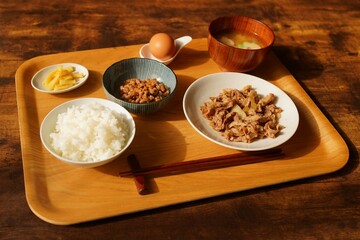 日本の朝食　納豆　肉皿