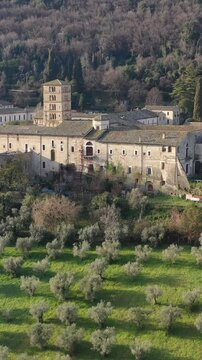 Abbazia di Farfa dell'Ordine Benedettino, nei pressi di Roma, Lazio, Italia. 
Vista aerea del borgo dell'Abbazia di Farfa, piccolo villaggio turistico nella Sabina, Lazio.
