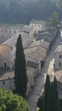 Abbazia di Farfa dell'Ordine Benedettino, nei pressi di Roma, Lazio, Italia. 
Vista aerea del borgo dell'Abbazia di Farfa, piccolo villaggio turistico nella Sabina, Lazio.
