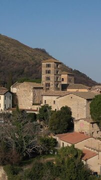 Abbazia di Farfa dell'Ordine Benedettino, nei pressi di Roma, Lazio, Italia. 
Vista aerea del borgo dell'Abbazia di Farfa, piccolo villaggio turistico nella Sabina, Lazio.
