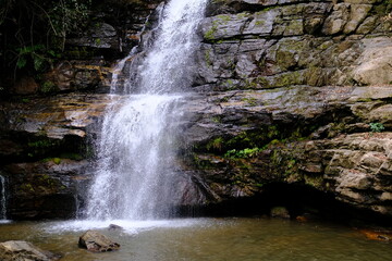 Obraz premium Long Exposure of Choma Waterfall Cascading Over Rocks in Dense African Forest