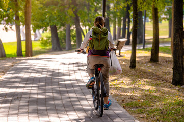 Obraz premium Cyclist ride on the bike path in the city Park 