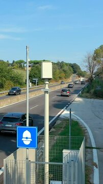Controllo Elettronico della Velocit&agrave;, autovelox per limite della velocit&agrave;.
Apparecchiatura per il controllo della velocit&agrave; delle auto sulle strade.
