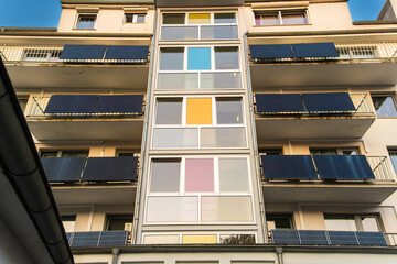 Mehrere Balkonkraftwerke und Solarpanele an einem Haus in Essen, Deutschland