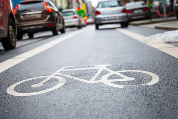 Ein Auto parkt auf dem Radweg in der Düsseldorfer Innenstadt