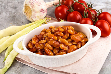 White baked bean in tomato sauce