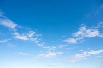 清々しく晴れた秋の空、青い空と白い雲