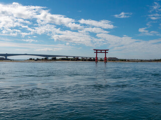 弁天島から見る浜名湖と鳥居の風景