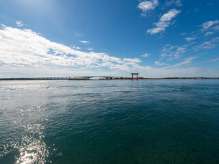弁天島から見る浜名湖と鳥居の風景