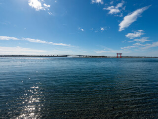 弁天島から見る浜名湖と鳥居の風景