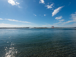 Obraz premium 弁天島から見る浜名湖と鳥居の風景
