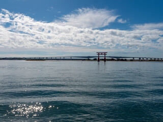弁天島から見る浜名湖と鳥居の風景