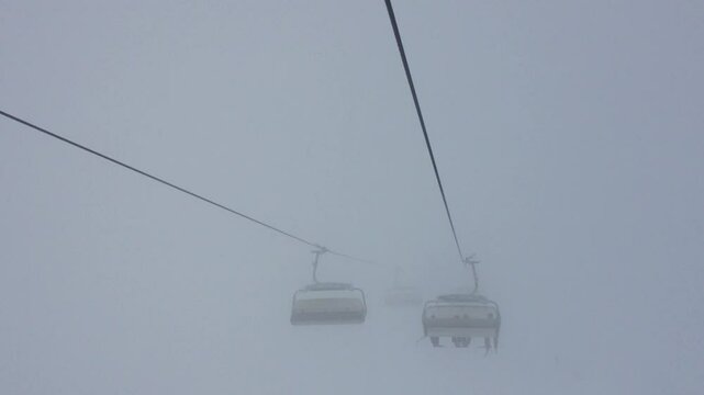 Seilbahn im Nebel